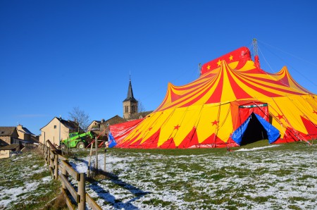 Un chapiteau de cirque a poussé par la Poro...